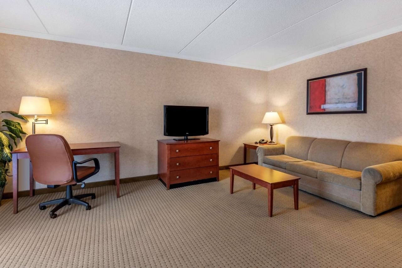 Best Western Plus Oswego Hotel And Conference Center Екстериор снимка